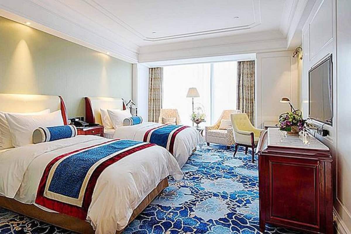 Deluxe Twin Room | 1 bedroom, premium bedding, minibar, in-room safe