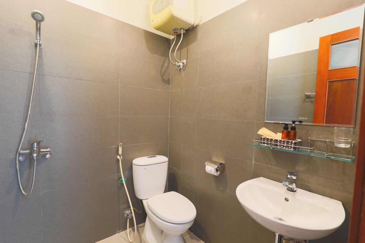 Un baño con inodoro, ducha y lavamanos.