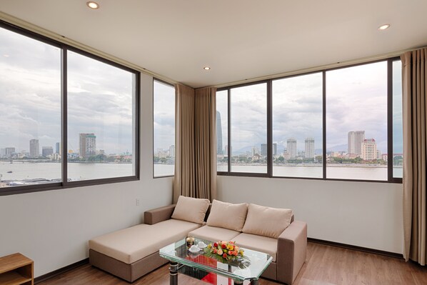 Zimmersafe, Schreibtisch, laptopgeeigneter Arbeitsplatz