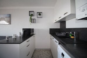 Geladeira, micro-ondas, fogão, cafeteira/chaleira