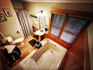 Douche, baignoire à remous, séchoir à cheveux, serviettes fournies