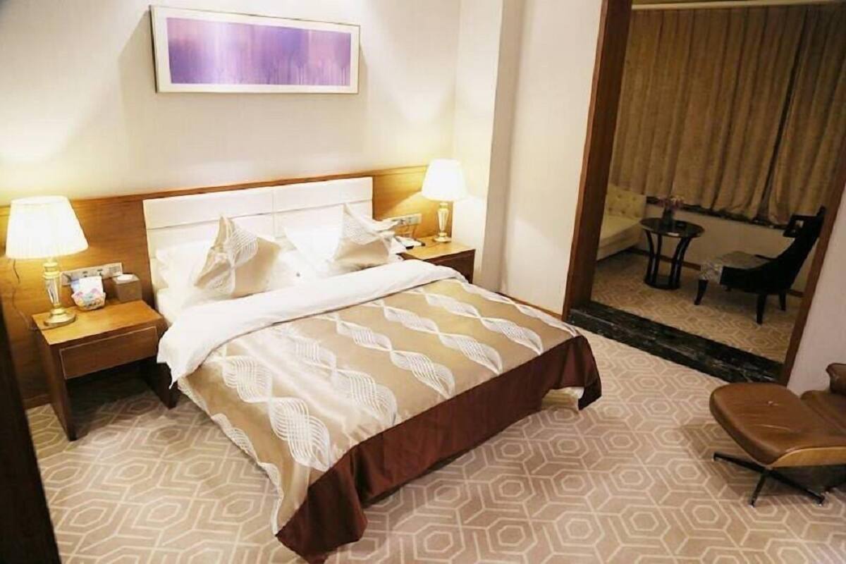 Desk, blackout curtains, free WiFi