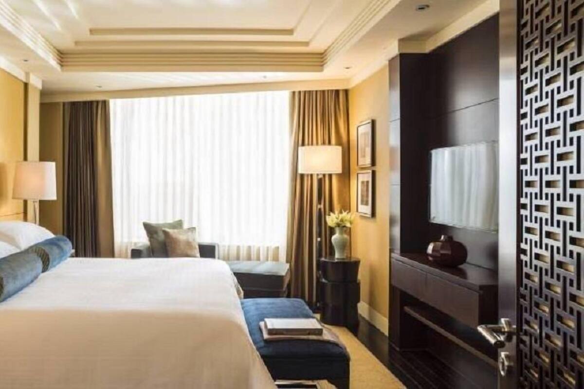 Desk, blackout curtains, free WiFi