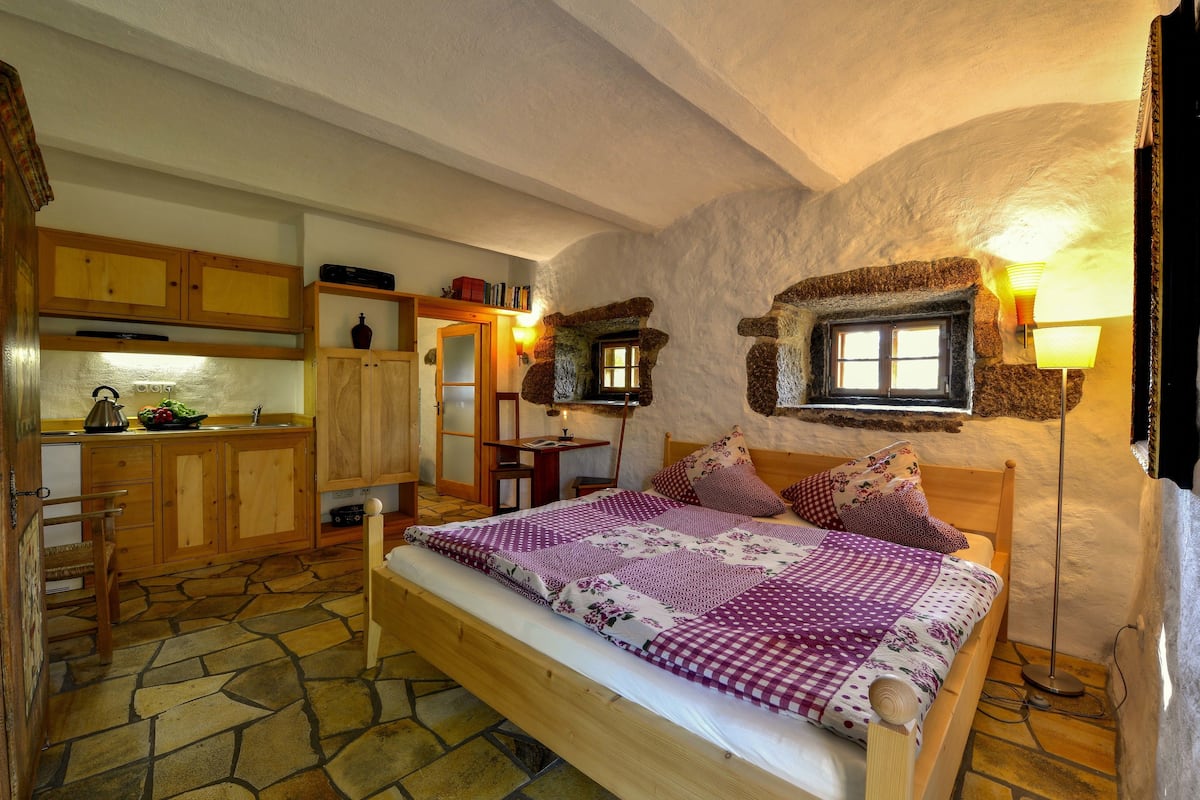 Estudio clásico, 1 cama de matrimonio, no fumadores, vistas al jardín | Ropa de cama de alta calidad y decoración individual