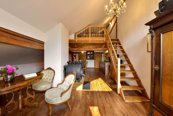 舒適複式房屋, 多張床, 非吸煙房, 花園景觀 | 客廳 | 平面電視、壁爐