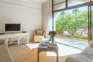 Condo Premium, 2 habitaciones, vista al mar | Área de sala de estar | Televisión de pantalla plana 