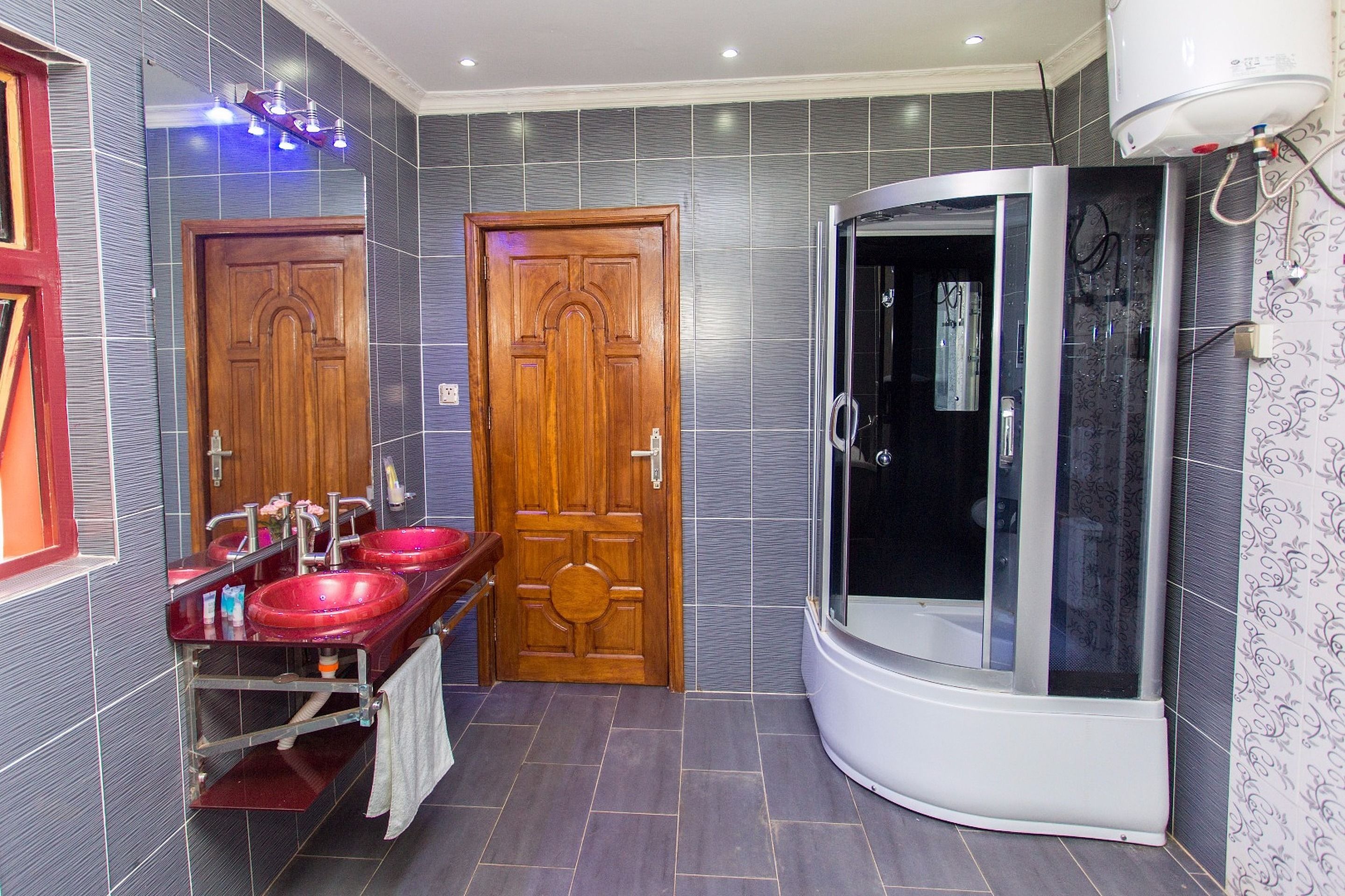 Chambre Double Standard | Salle de bain | Douche, articles de toilette gratuits, serviettes fournies