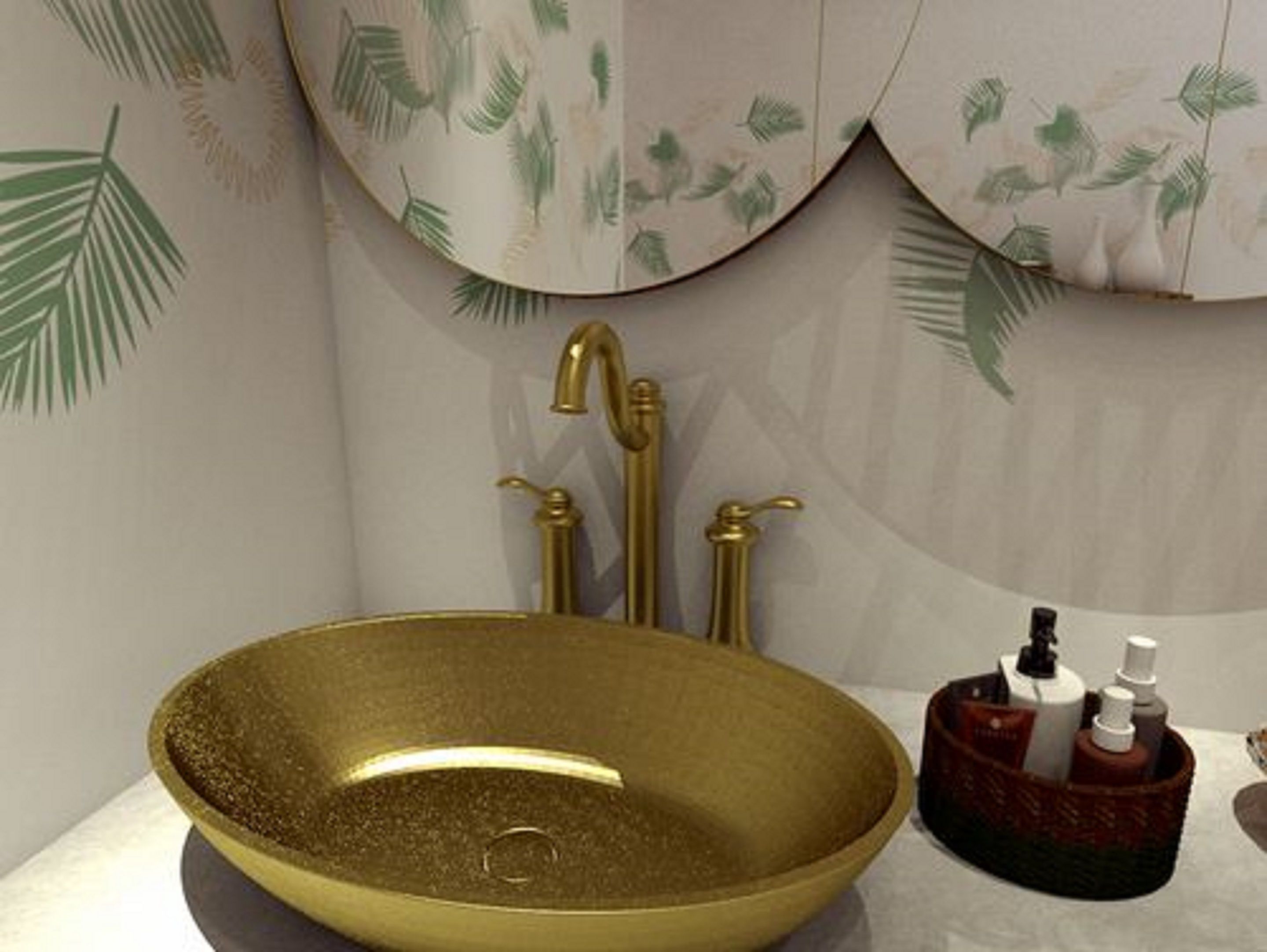 Un baño con un lavamanos grande dorado, un espejo con motivos de hojas y un portalijas para artículos de aseo.