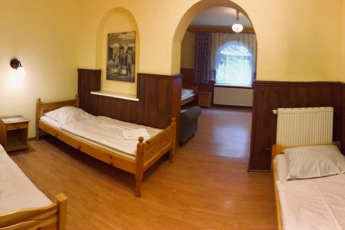 Habitación (5 people) | Ropa de cama hipoalergénica, cunas (de pago), wifi gratis y ropa de cama