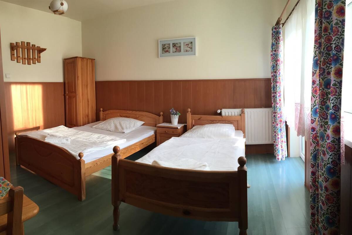 Habitación doble | Ropa de cama hipoalergénica, cunas (de pago), wifi gratis y ropa de cama