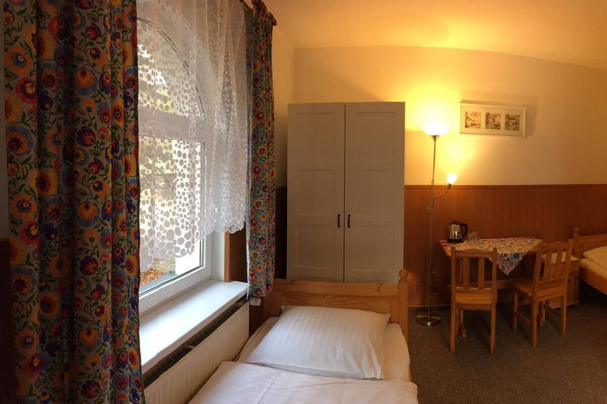 Habitación con 2 camas individuales, 2 camas individuales | Ropa de cama hipoalergénica, cunas (de pago), wifi gratis y ropa de cama