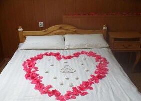 Ropa de cama hipoalergénica, cunas (de pago), wifi gratis y ropa de cama