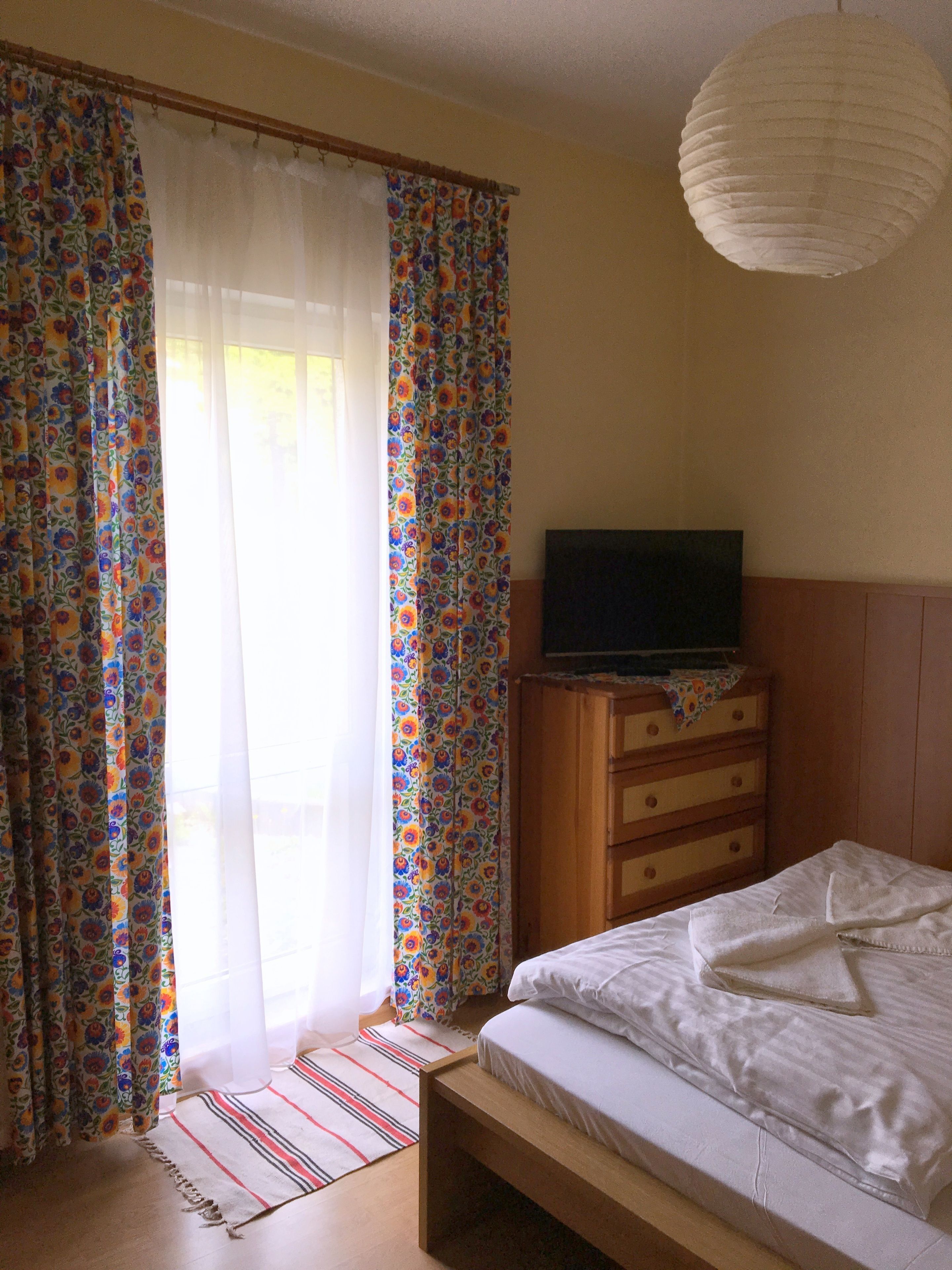 Hypo-allergenic bedding, cots/infant beds, free WiFi, bed sheets
