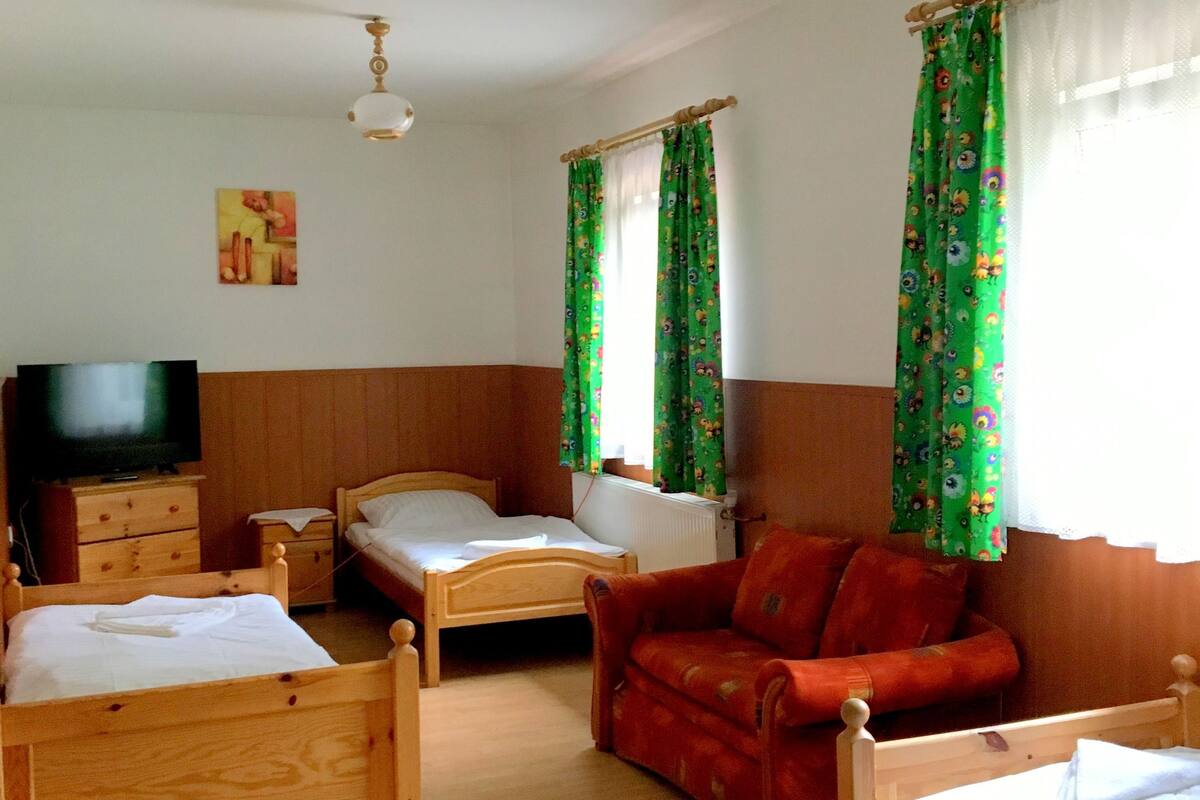 Habitación triple | Ropa de cama hipoalergénica, cunas (de pago), wifi gratis y ropa de cama