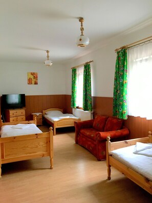 Triple Room | Hypo-allergenic bedding, cribs/infant beds, free WiFi, bed sheets - Pensjonat Karczma Beskidzka (Bielsko-Biala)
