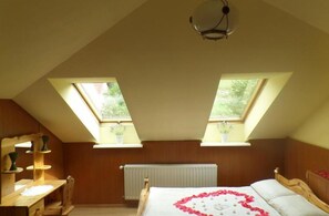 Ropa de cama hipoalergénica, cunas (de pago), wifi gratis y ropa de cama
