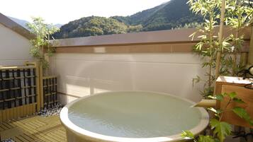 Quarto, para fumantes (Run of House,Private Open-air Bath,RO) | Banheiro | Banheira e chuveiro separados, banheira de imersão