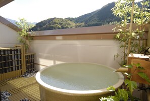 Quarto, para fumantes (Run of House,Private Open-air Bath,RO) | Banheiro | Banheira e chuveiro separados, banheira de imersão