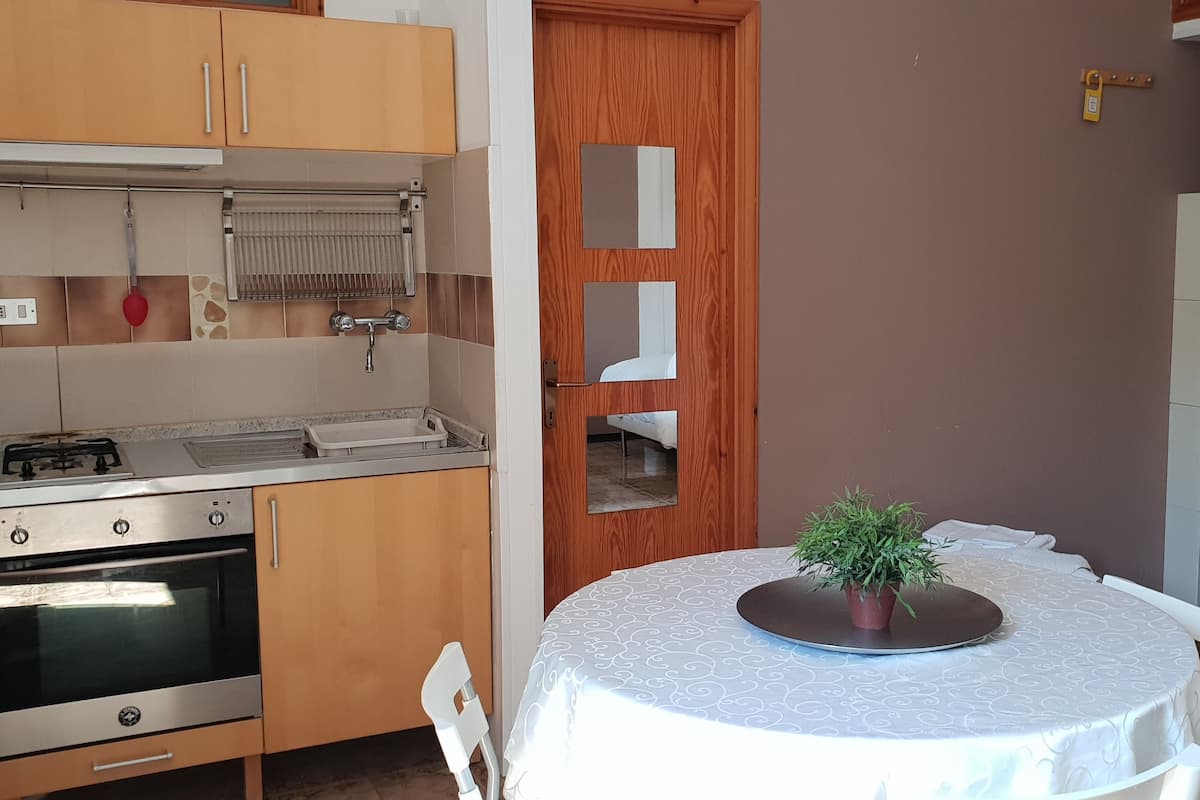Full-sized fridge, oven, stovetop, espresso maker
