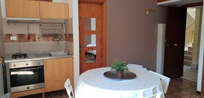 Grand réfrigérateur, four, plaque de cuisson, machine à expresso