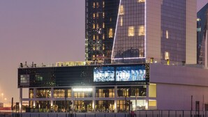 Ein modernes Hochhaus mit einer markanten dreieckigen Glasfassade.