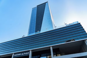 Un edificio moderno con un diseño vertical llamativo y un amplio ventanal.