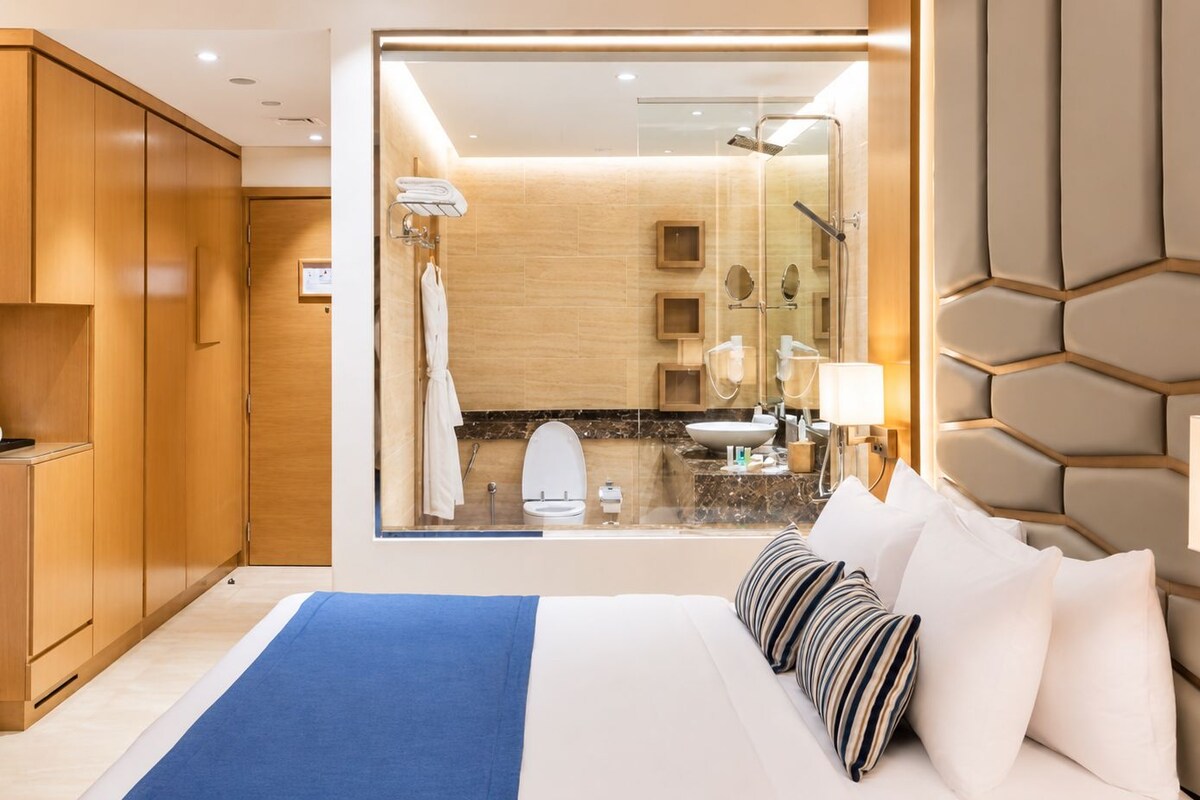 Habitación superior, vistas a la ciudad | Minibar, caja fuerte, escritorio y sistema de insonorización