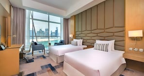 ميني بار وخزنة داخل الغرفة ومكتب وتجهيزات عازلة للصوت