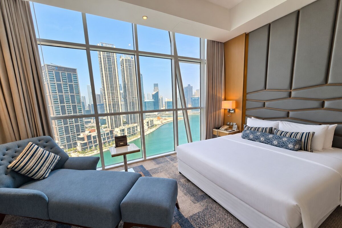One Bedroom Suite - Dubai Canal view with free access to Hotel's private beach at Palm-Jumeirah | Minibar, caja fuerte, escritorio y sistema de insonorización