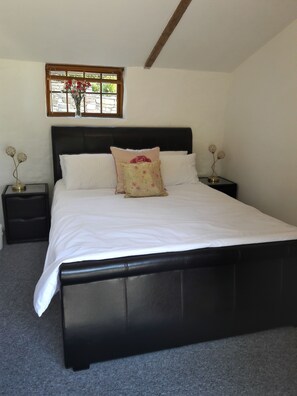 คอทเทจโรแมนติก, เตียงคิงไซส์ 1 เตียง, พร้อมสิ่งอำนวยความสะดวกสำหรับผู้พิการ, วิวสวนหย่อม | 1 ห้องนอน, เครื่องนอนระดับพรีเมียม, Wi-Fi ฟรี, ผ้าปูที่นอน