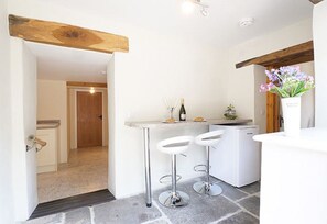 Romantic Cottage, 1 King Bed, Accessible, Courtyard View | In-room dining