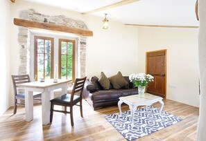 Romantic Cottage, 1 King Bed, Accessible, Courtyard View | Living area