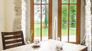 Romantic Cottage, 1 King Bed, Accessible, Courtyard View | In-room dining - Secret Garden Cottage (Bude)