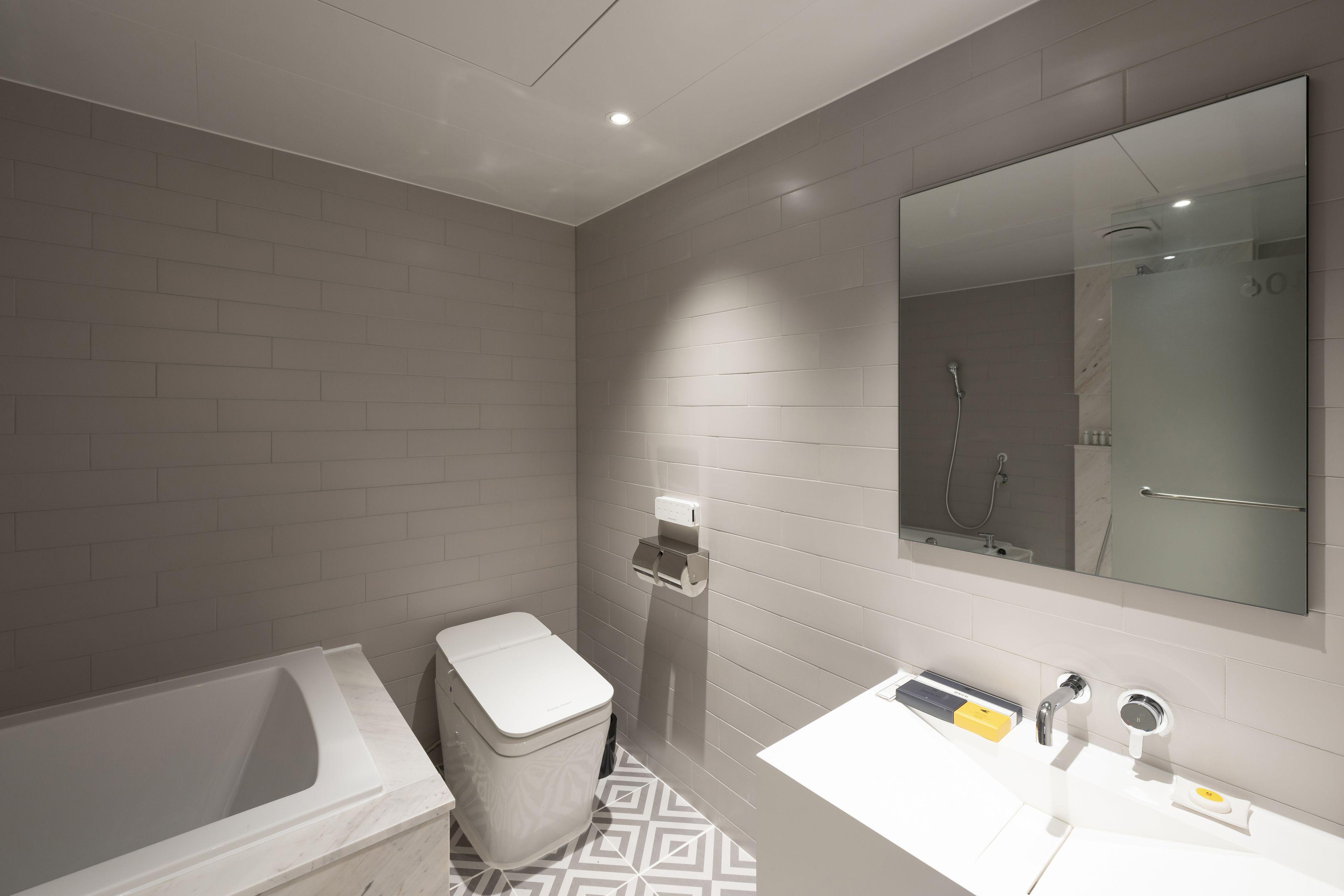 Une salle de bain moderne avec une baignoire, des toilettes et un lavabo.