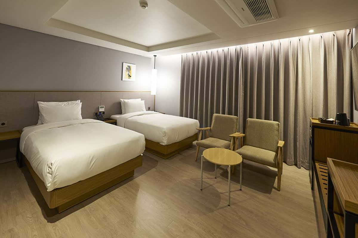 Phòng 2 giường đơn Tiêu chuẩn | Bộ đồ giường cao cấp, chăn bông, minibar, két bảo mật tại phòng