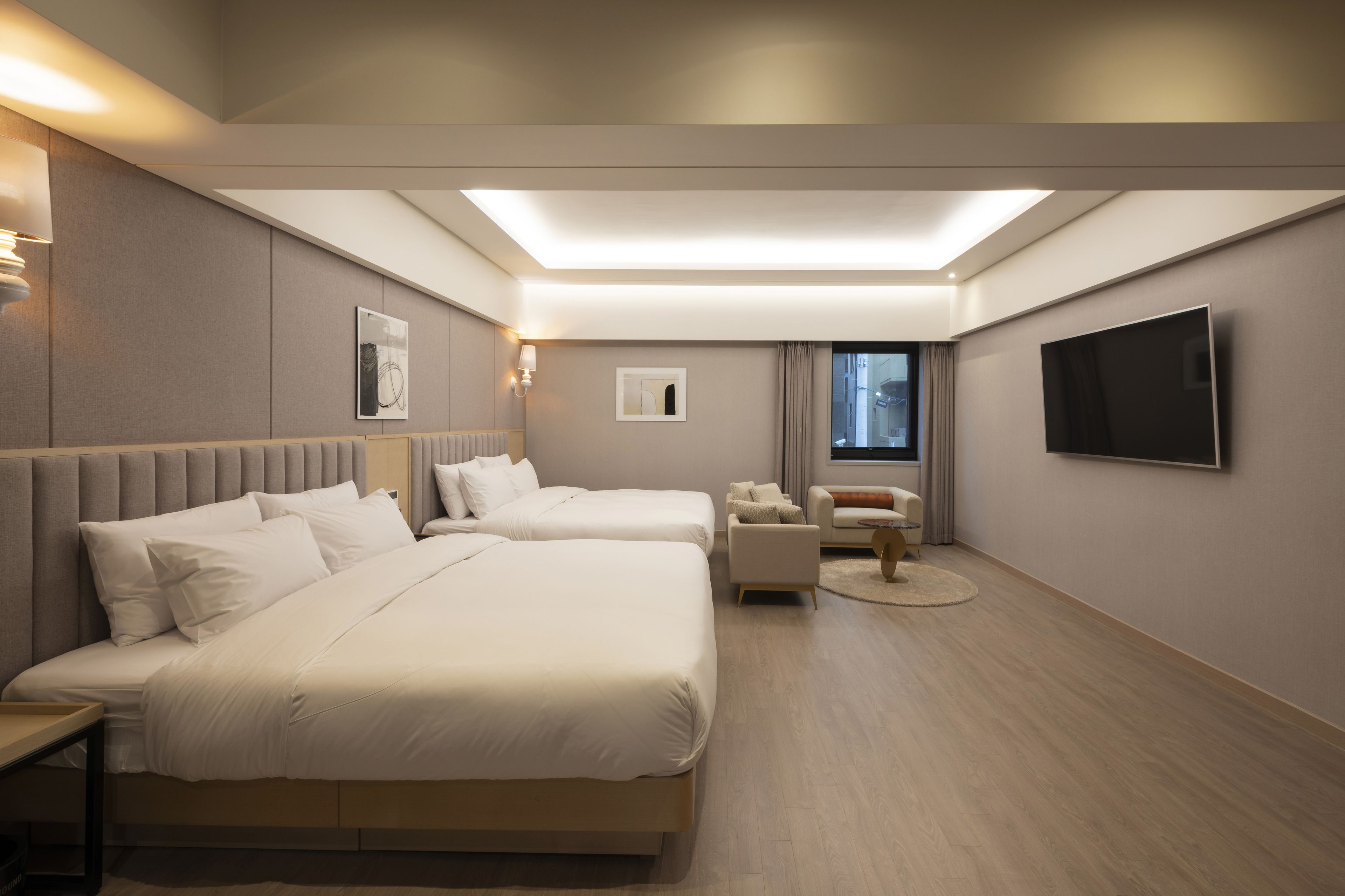 Ropa de cama de alta calidad, cubrecamas y minibar 