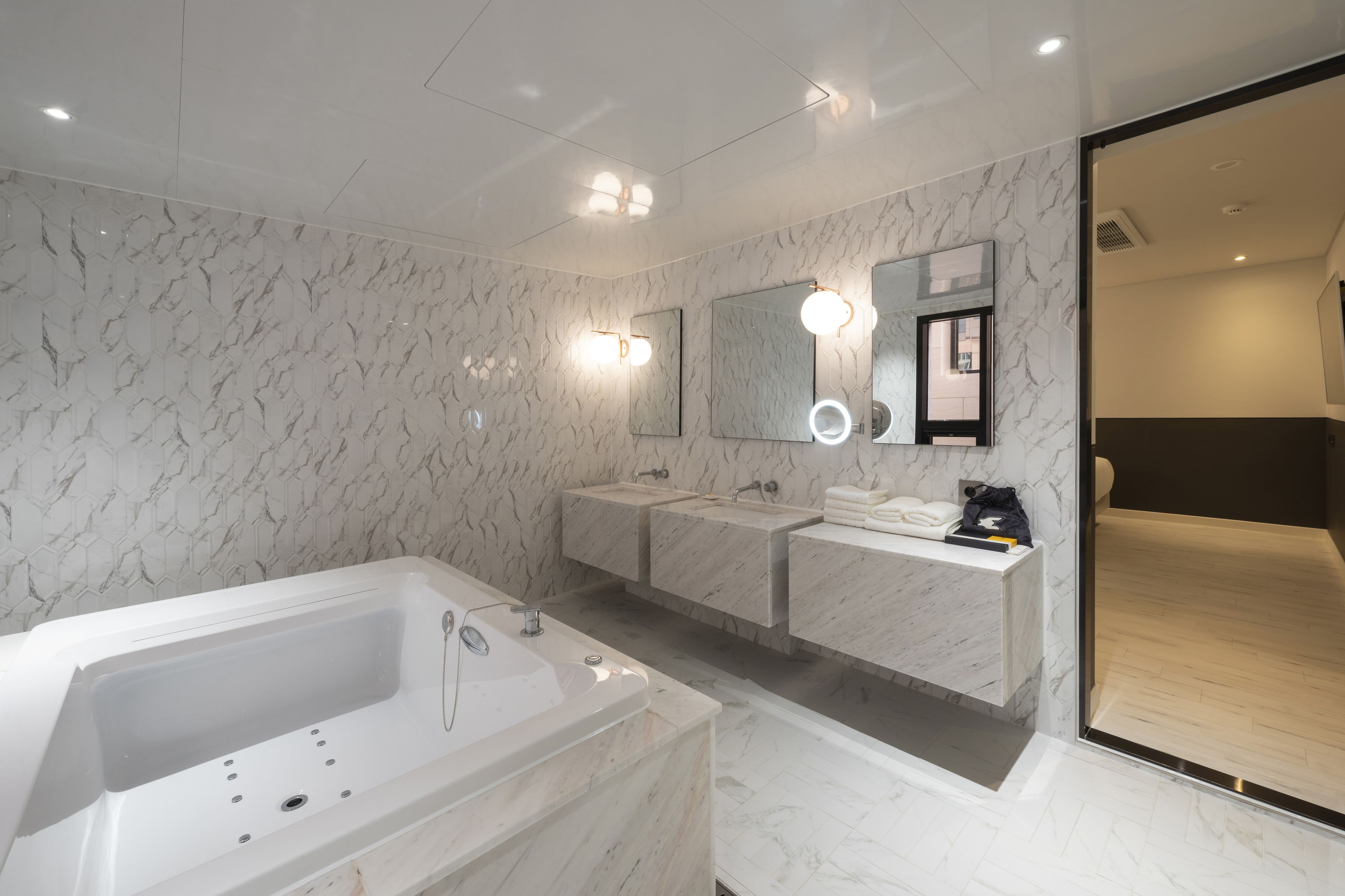 presidential suite, terrace | bathroom | separate bathtub and shower, deep-soaking bathtub, free toiletries