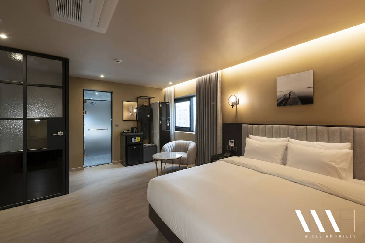 Phòng đôi Premier | Bộ đồ giường cao cấp, chăn bông, minibar, két bảo mật tại phòng