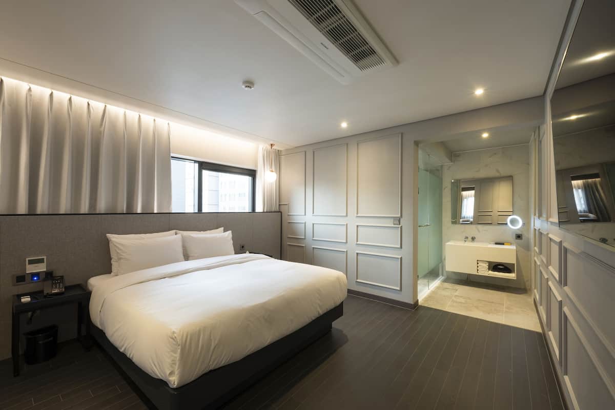 Phòng Suite Royal | Bộ đồ giường cao cấp, chăn bông, minibar, két bảo mật tại phòng