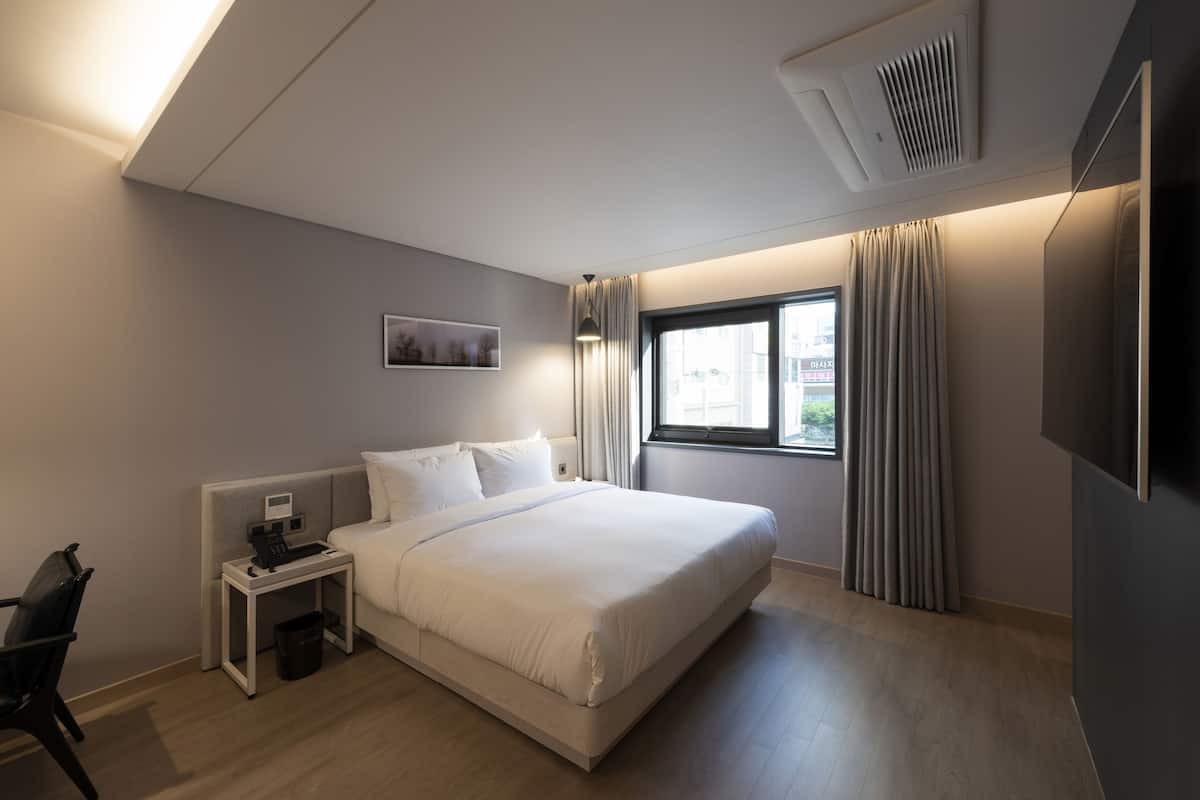 Bộ đồ giường cao cấp, chăn bông, minibar, két bảo mật tại phòng