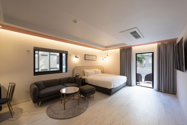 Premier Garden Room | Premium bedding, down comforters, minibar, in-room safe - Yeonsan Hound Hotel (Busan)