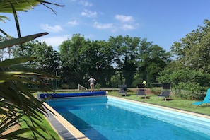 Piscina all'aperto, lettini