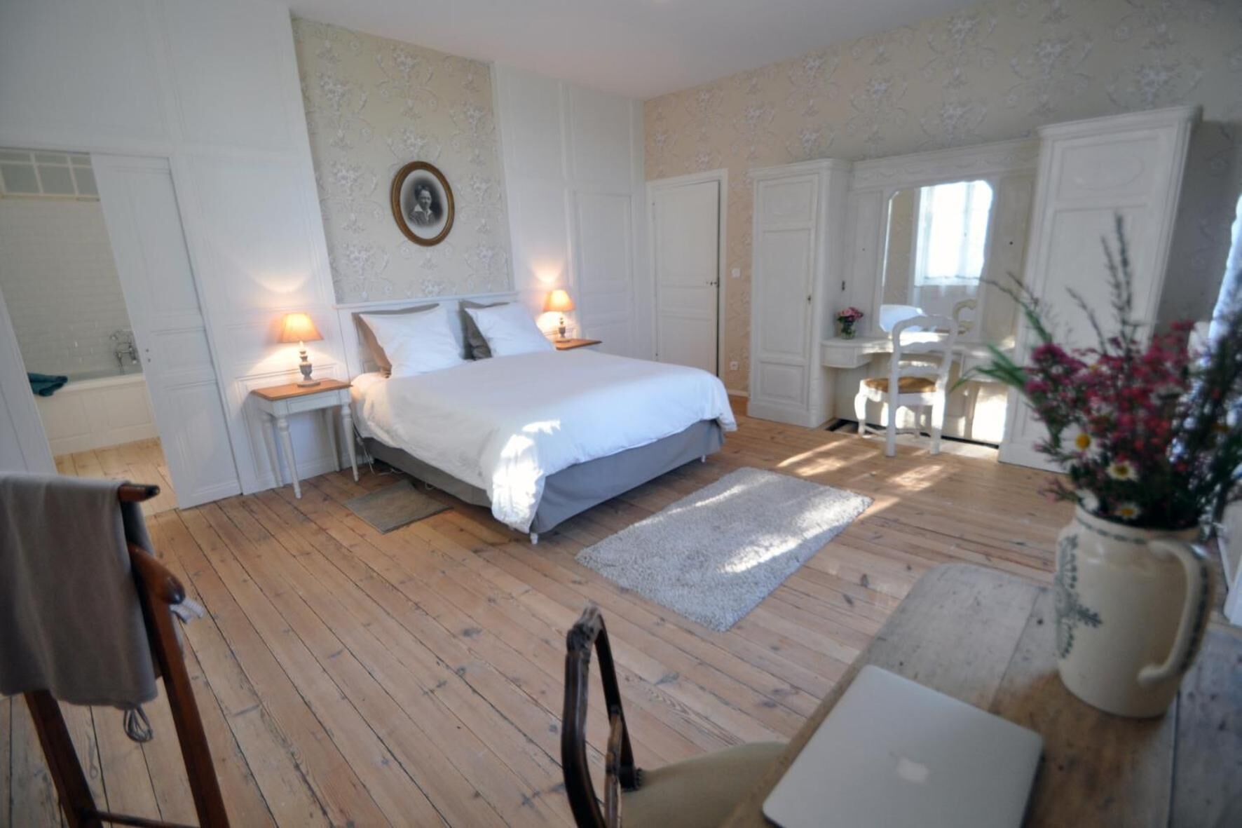 Individueel gedecoreerd, individueel gemeubileerd, een bureau