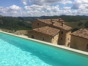 Outdoor pool, an infinity pool, pool umbrellas, sun loungers - Borgo Storico Cisterna (Macerata Feltria)