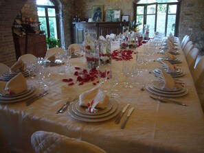 Lunch och middag serveras, njut av de goda smakerna från lokala rätter.