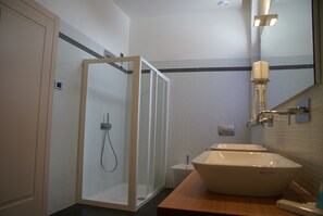 Superior Double Room | Bathroom | Deep soaking tub, rainfall showerhead, free toiletries, hair dryer - Blue Hotel (Suzzara)