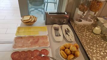 Petit déjeuner et déjeuner servis sur place, spécialités Cuisine locale