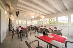 Se sirven desayunos, almuerzos, cenas y cocina local 