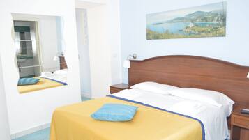 Habitación doble Deluxe, balcón | 1 habitación, minibar, caja de seguridad en la habitación y escritorio