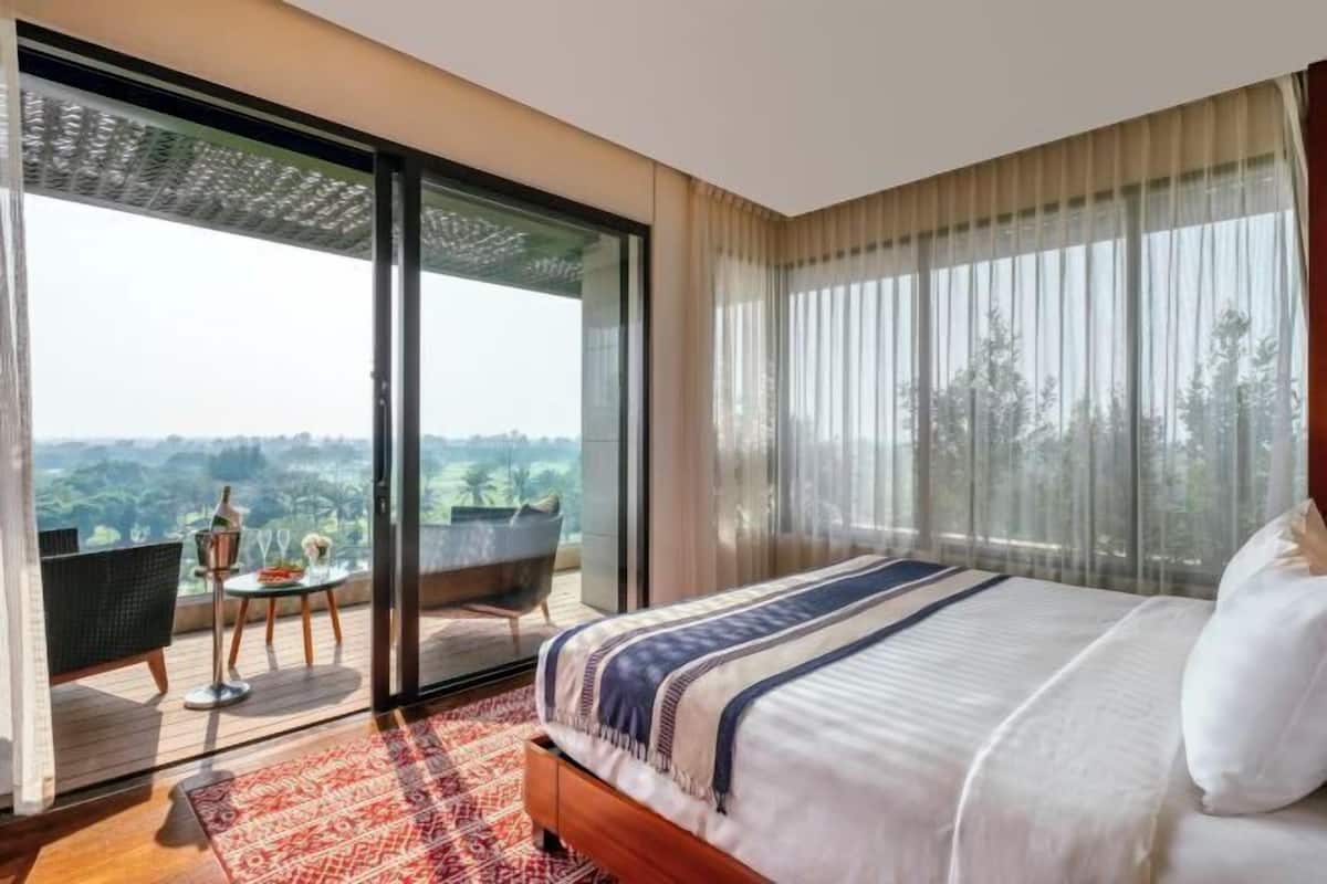 Minibar, in-room safe, desk, blackout curtains